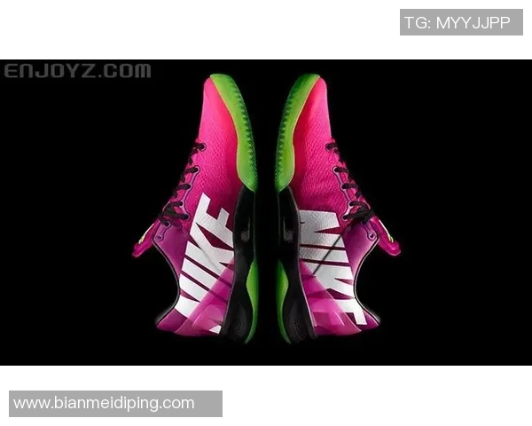 科比签名足球鞋高清图片展示细节与独特设计风格