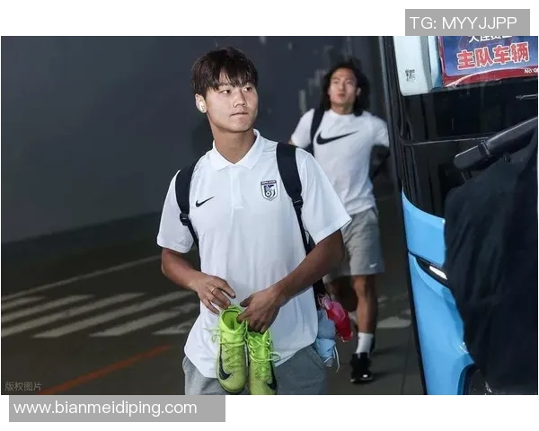 足球巨星赛后情绪失控怒斥球迷引发舆论热议与形象危机