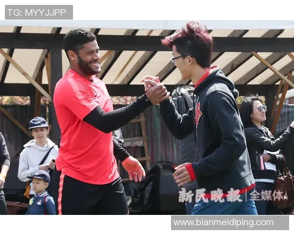 足球教练与国际球星亲密合影 展现团队合作与全球足球魅力